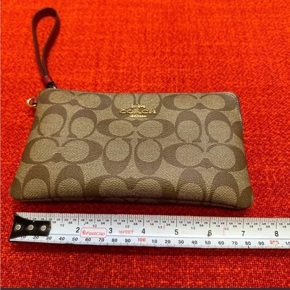 ❤️❤️❤️Authentic Coach large wallet/wristlet only /gold tone hardware ❤️❤️❤️ - Picture 4 of 7